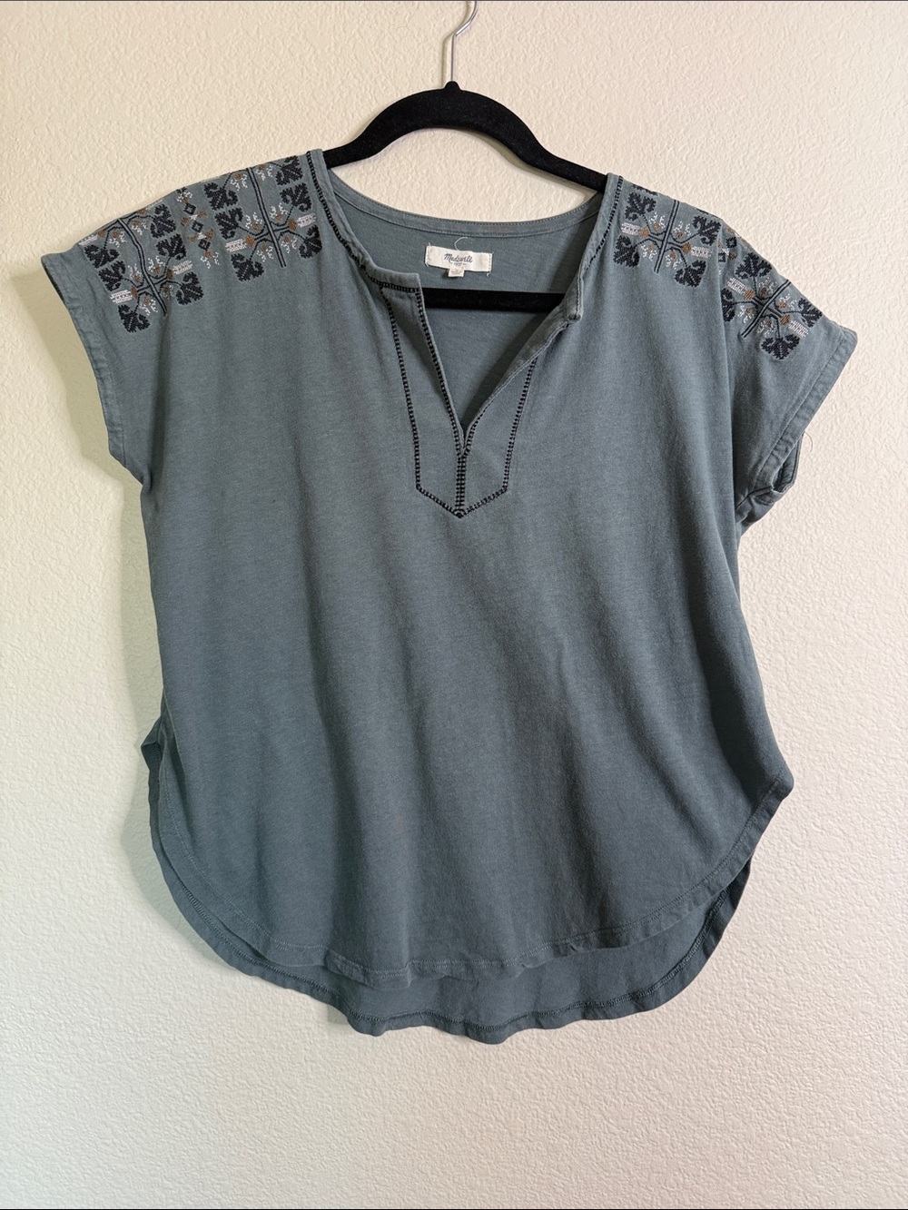 Madewell embroidered V-neck short sleeve blouse size small
